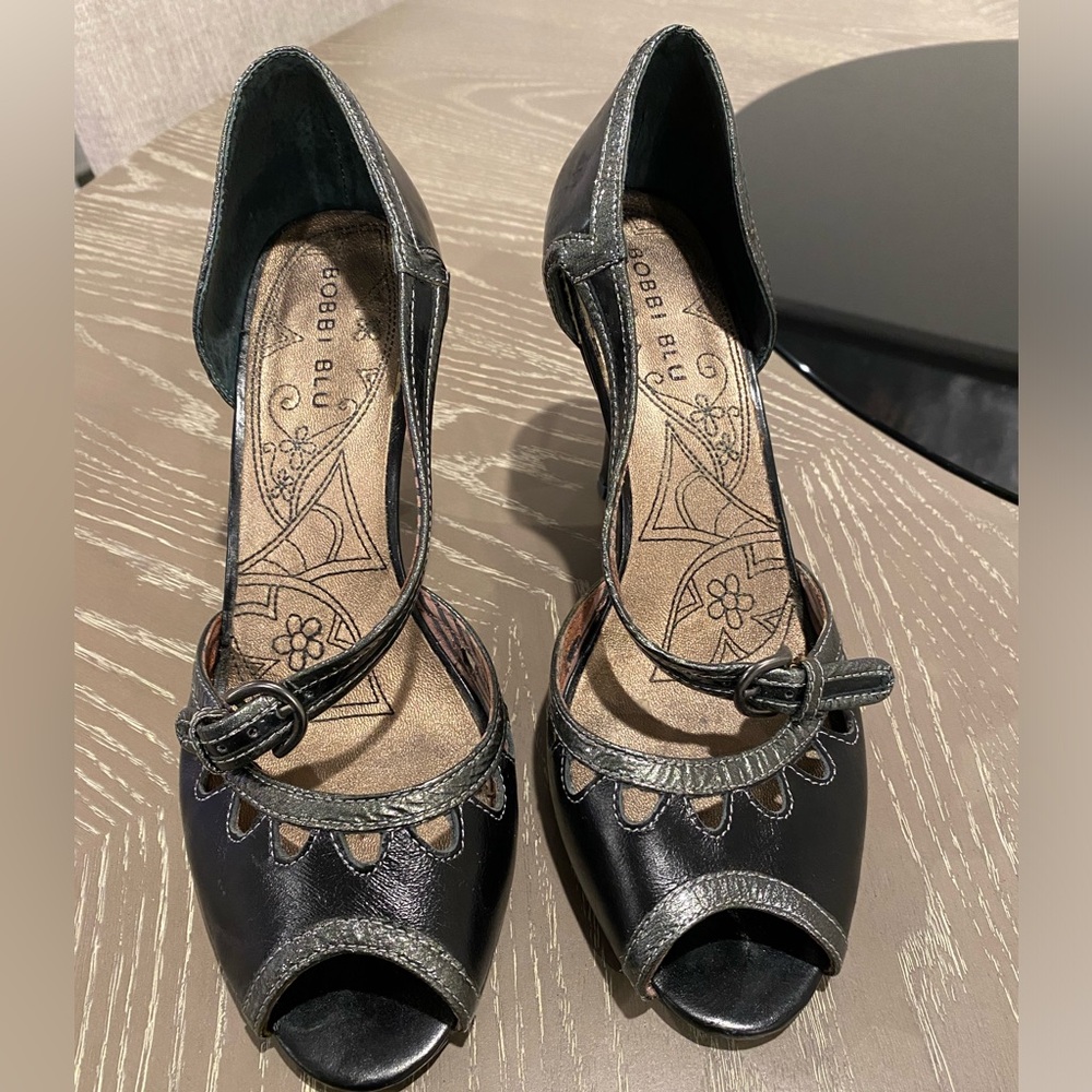 Bobbi Blu cross strap peep toe heel